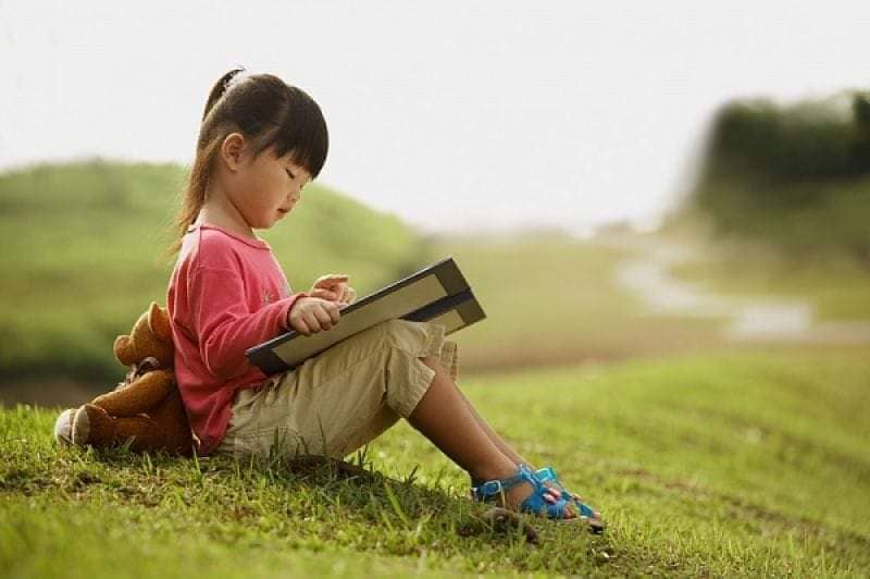 Đọc sách giúp phát huy chức năng não phải của trẻ 